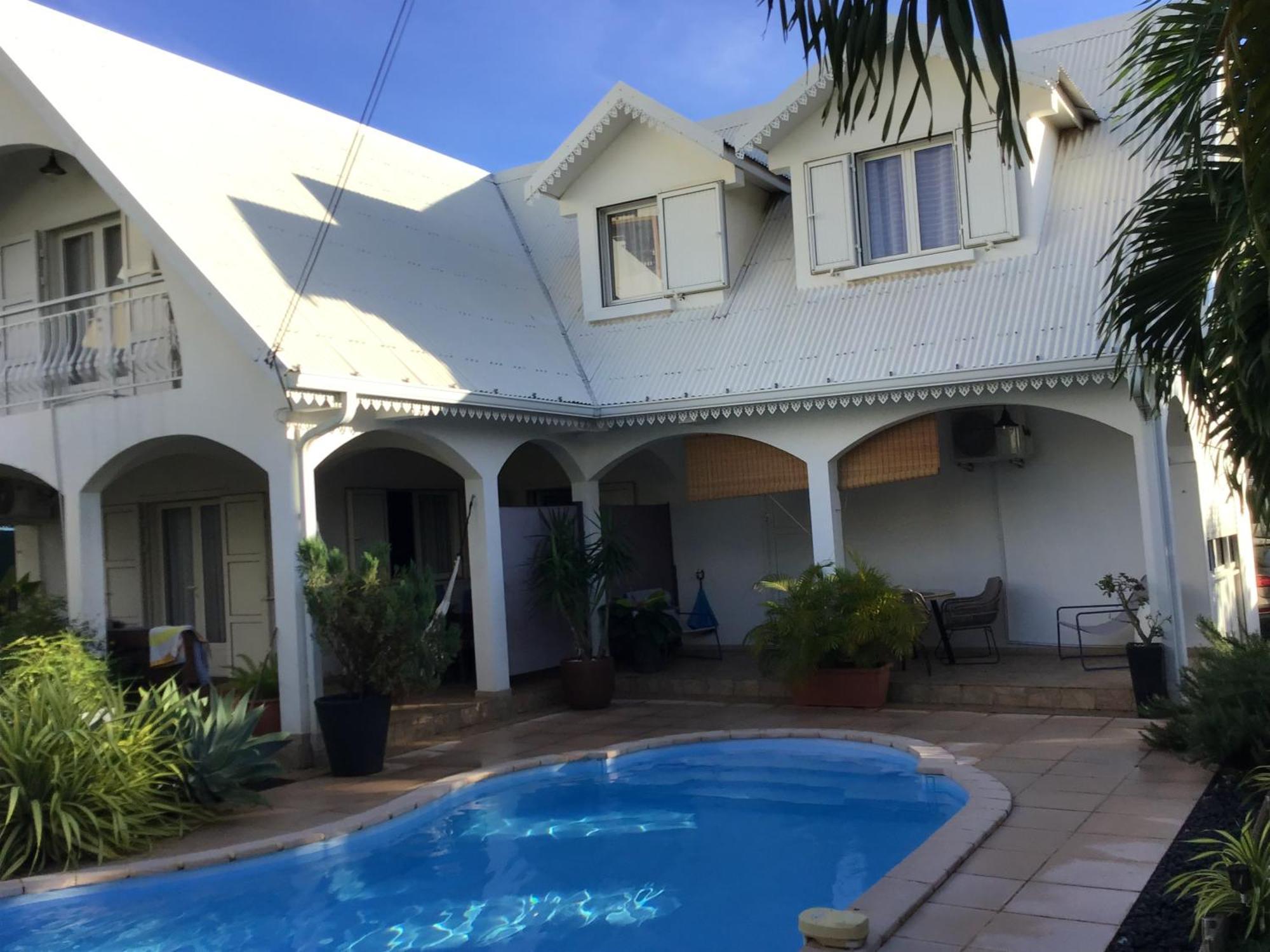 Studio Cosy Avec Piscine Dans Une Villa Saint-Denis Exterior photo