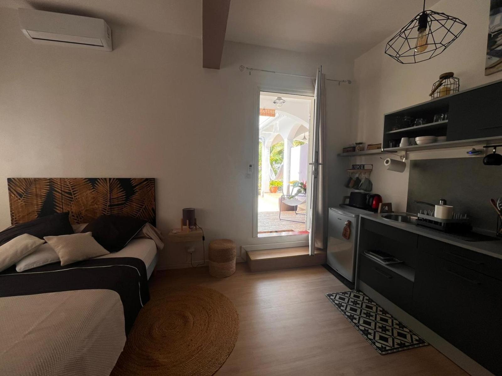 Studio Cosy Avec Piscine Dans Une Villa Saint-Denis Exterior photo