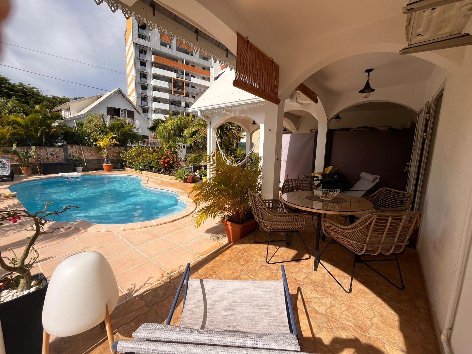 Studio Cosy Avec Piscine Dans Une Villa Saint-Denis Exterior photo